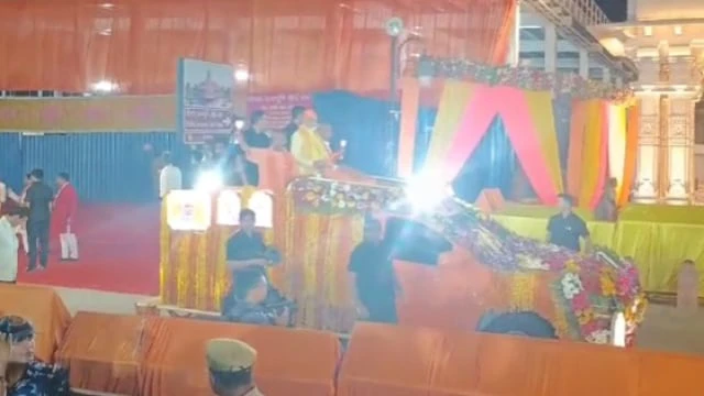 LIVE: रामलला के दर्शन के बाद रामनगरी में पीएम मोदी ने निकाला रोड शो, हाथ हिलाकर किया अभिवादन