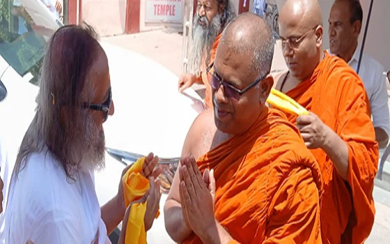 बिहार पहुंचे आध्यात्मिक गुरु रविशंकर, महाबोधि मंदिर में की पूजा-अर्चना