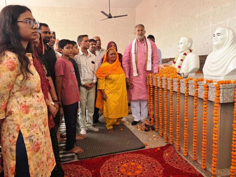 पूर्व मंत्री रामबिलास शर्मा ने गांव गुढ़ा में स्वर्गीय हैड मास्टर भगवान सिंह की प्रतिमा का किया अनावरण